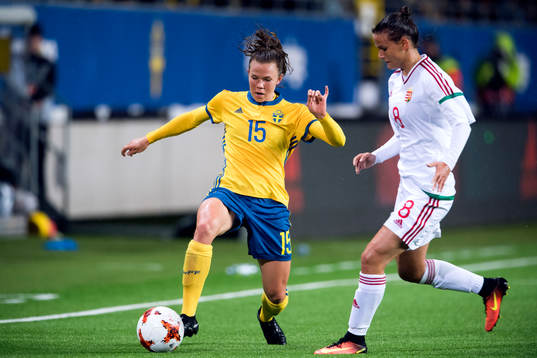Sveriges Jessica Samuelsson och Ungerns Viktoria Szabo