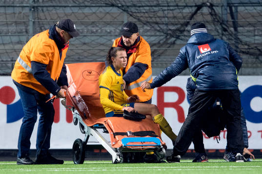 Sveriges Jessica Samuelsson kör ut på bår