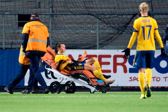 Sveriges Jessica Samuelsson kör ut på bår