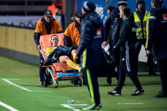 Sveriges Jessica Samuelsson kör ut på bår