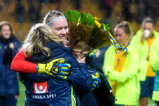 e landskamp under VM-kvalmatchen i fotboll mellan Sverige och Ungern den 24 oktober 2017 i Borås och är därmed den målvakt som gjort flest landskamper någonsin i Sverige.