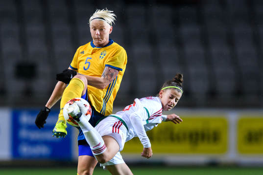 Sveriges Nilla Fischer i närkamp med en ungersk spelare
