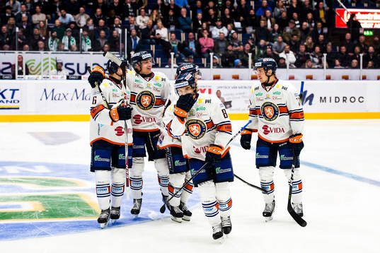 Växjös Adam Brodecki med lagkamrater jublar