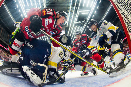 Malmö Redhawks Erik Forssell och Max Görtz i kamp om