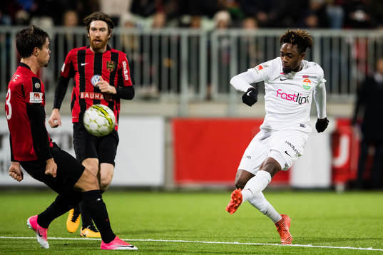 Brommapojkarnas Erik Figueroa täcker ett skott från