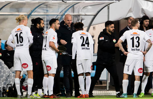 Dalkurds tränare Andreas Brännström talar med Henrik