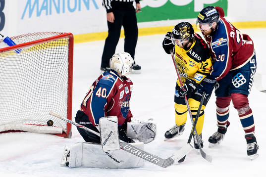 Halmstads målvakt Adam Orre ser Vimmerbys Jesper Kokkonen