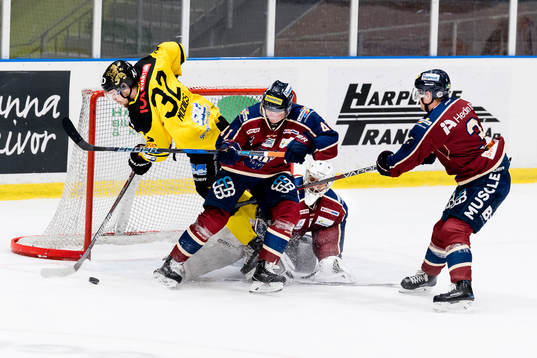 Vimmerbys Marus Modigs oroar framför Halmstads målvakt