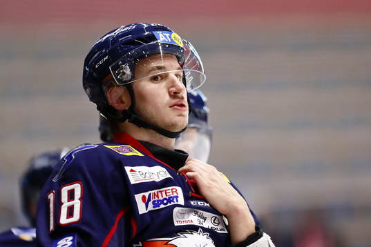 Linköpings Jakob Lilja rättar till halsskyddet innan