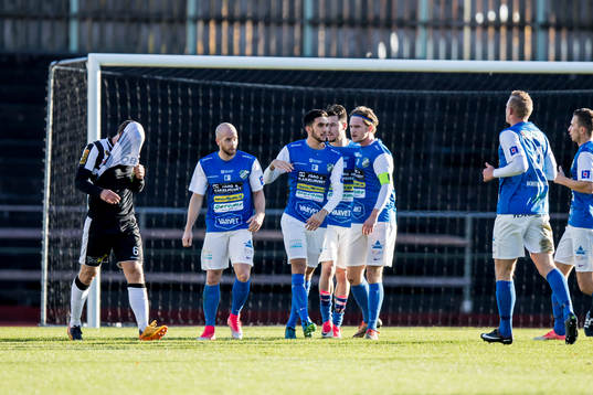 Oddevolds Johan Patriksson har gjort 1-0 och jublar med lagkamraterna