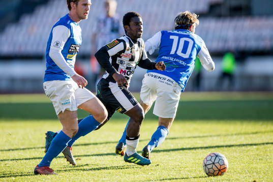 Landskronas Thierry Zahui före Oddevolds Arnar Bragi