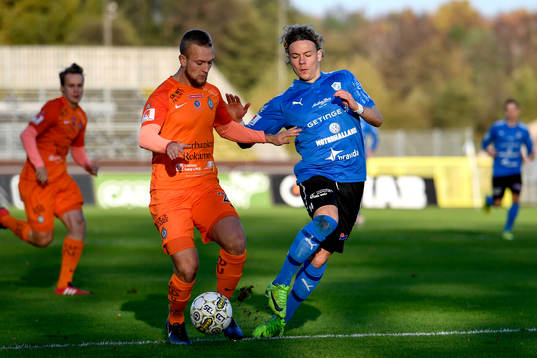 AFC Eskilstunas Alexander Michel och Halmstads Höskuldur