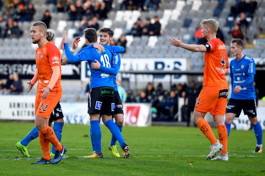 Halmstads Gabriel Gudmundsson jublar med Jonathan Svedberg efter 1-1