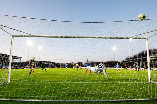 Varbergs Peter Nyström gör 2-0-målet bakom Åtvidabergs