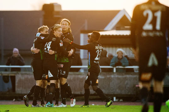 Varbergs Gabriel Altemark-Vanneryr jublar med Jakob Olsson, Gustav Berggren, Joakim Lindner och Thomas Boakye efter att han gjort 3-0-målet