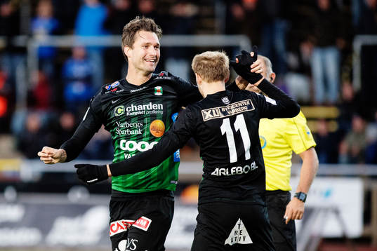 Varbergs Peter Nyström jublar med Jakob Olsson