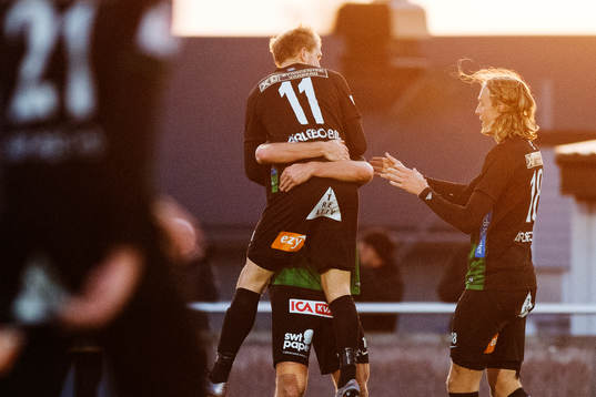Varbergs Gabriel Altemark-Vanneryr jublar med Jakob Olsson och Joakim Lindner efter att han gjort 3-0-målet