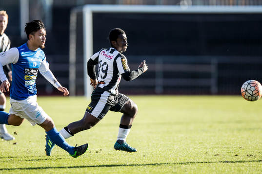 Landskronas Thierry Zahui före Oddevolds Mark Fezarit