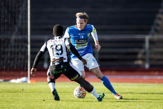 Oddevolds Arnar Bragi Bergsson och Landskronas Thierry Zahui