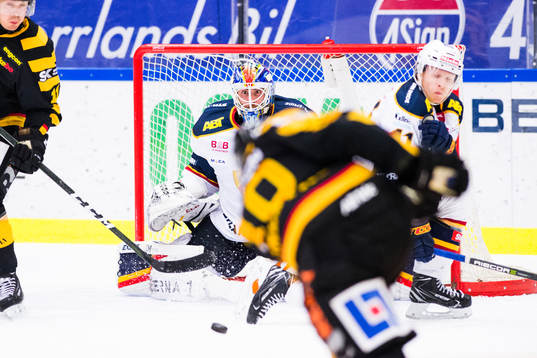Skellefteås Joakim Lindström skjuter mot Djurgårdens