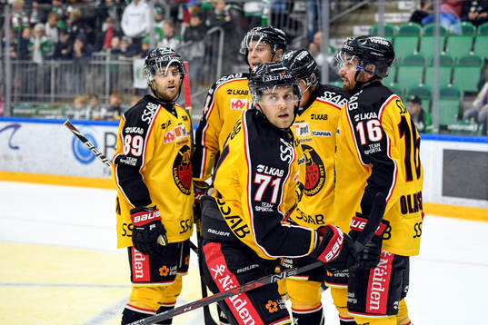 Luleås Patrick Cehlin jublar med lagkamrater