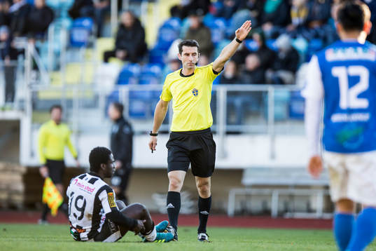 Landskronas Thierry Zahui får frispark av domare Haris