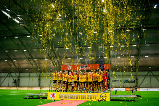 LSK Kvinner celebrates winning the league