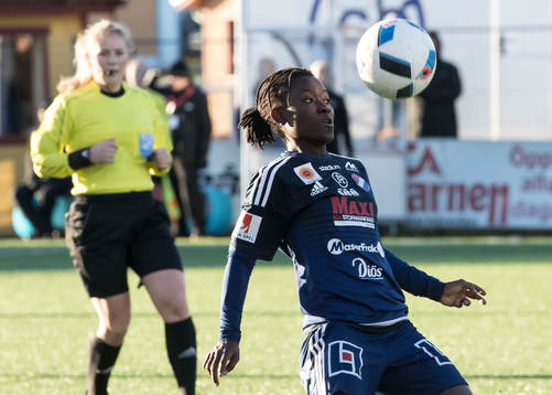 Kvarnsvedens Tabitha Chawinga  i fotbollsmatchen i