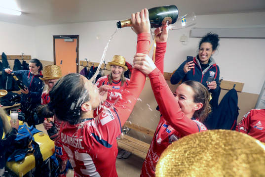 Linköpings Marija Banusic och Kosovare Asllani  jublar