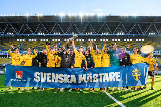Elfsborgs lagkapten Mattias Özgün jublar med övriga spelare och lyfter pokalen då man blivit svenska mästare
