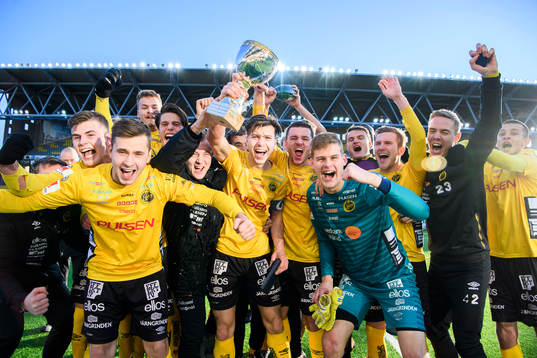 Elfsborgs lagkapten Mattias Özgün jublar med övriga spelare och lyfter pokalen då man blivit svenska mästare