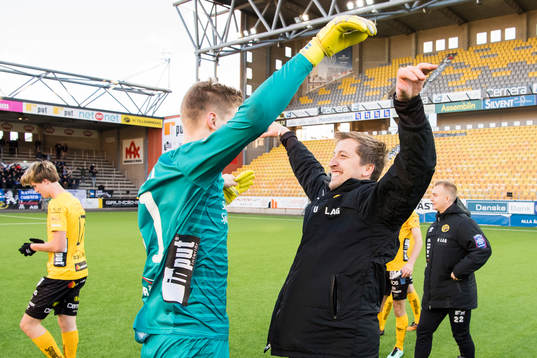 Elfsborgs tränare Sanel Duzel jublar ihop med målvakt Tim Rönning (skymd)