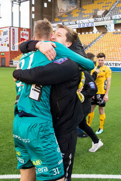 Elfsborgs tränare Sanel Duzel kramar om målvakt Tim Rönning (skymd)
