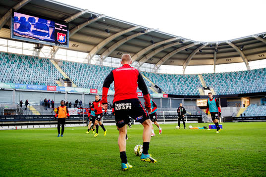 Helsingborgs Peter Larsson (rygg mot kameran)