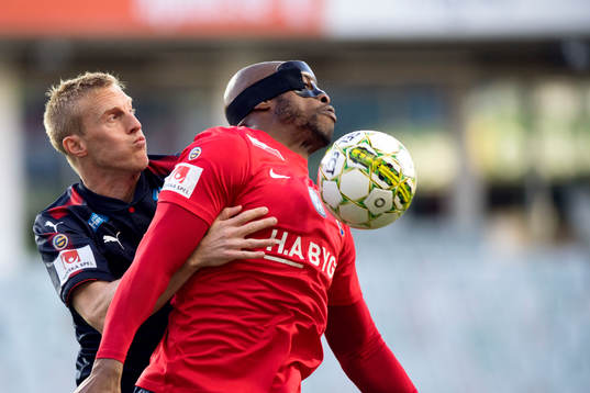 Helsingborgs Peter Larsson och Örgrytes Hakeem Araba