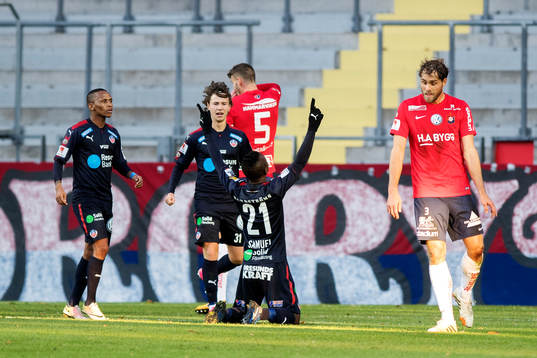 Helsingborgs Alex Timossi Andersson jublar med målskytten till 0-1 Monday Samuel