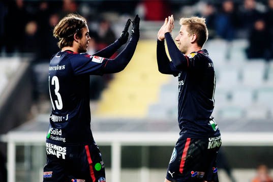 Helsingborgs Alexander Achinioti-Jönsson jublar med målskytten till 0-3 Darijan Bojanic