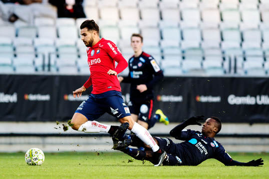 Örgrytes William Atashkadeh glidtacklas av Helsingborgs
