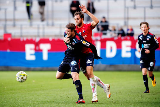 Helsingborgs Alexander Achinioti-Jönsson och Örgrytes Johan Elmander i kamp om bollen