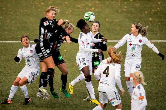Rosengårds Anita Asante (m) nickar undan bollen framför Nina Jakobsson och Cecilia Edlund