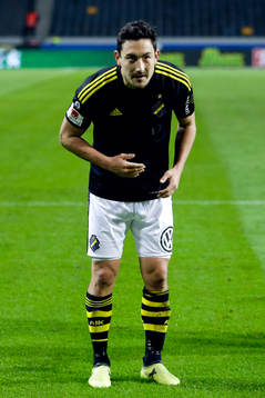 s Stefan Ishizaki tackar publiken efter fotbollsmatchen i Allsvenskan mellan AIK och IFK Göteborg den 30 oktober 2017 i Stockholm. 