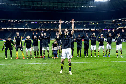 s Stefan Ishizaki och lagkamrater tackar publiken efter fotbollsmatchen i Allsvenskan mellan AIK och IFK Göteborg den 30 oktober 2017 i Stockholm. 