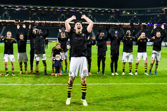 s Stefan Ishizaki jublar efter fotbollsmatchen i Allsvenskan mellan AIK och IFK Göteborg den 30 Oktober 2017 i Stockholm. 