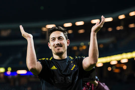 s Stefan Ishizaki jublar efter fotbollsmatchen i Allsvenskan mellan AIK och IFK Göteborg den 30 Oktober 2017 i Stockholm. 