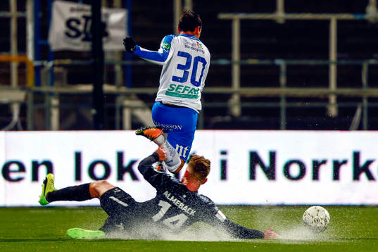 Örebros Michael Almebäck och Norrköpings Nikola Tkalcic