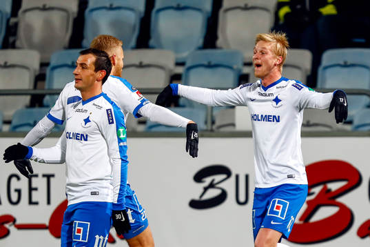 Norrköpings Karl Holmberg jublar med lagkamrater