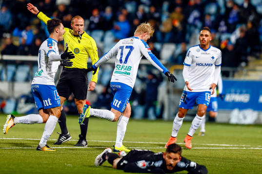 Norrköpings Karl Holmberg jublar med lagkamrater efter 2-0