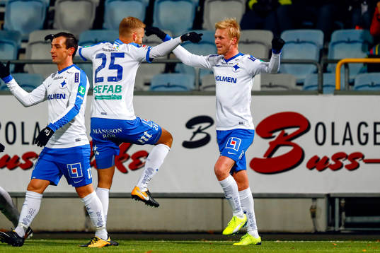 Norrköpings Karl Holmberg jublar med lagkamrater