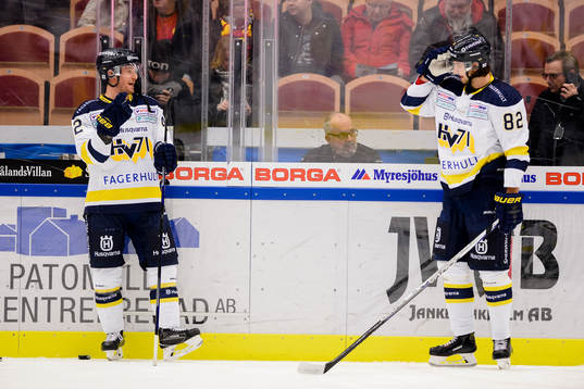 s Dylan Reese och Kevin Stenlund före  ishockeymatchen i