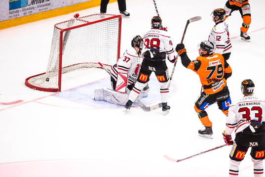 Karlskronas Emil Lundberg jublar